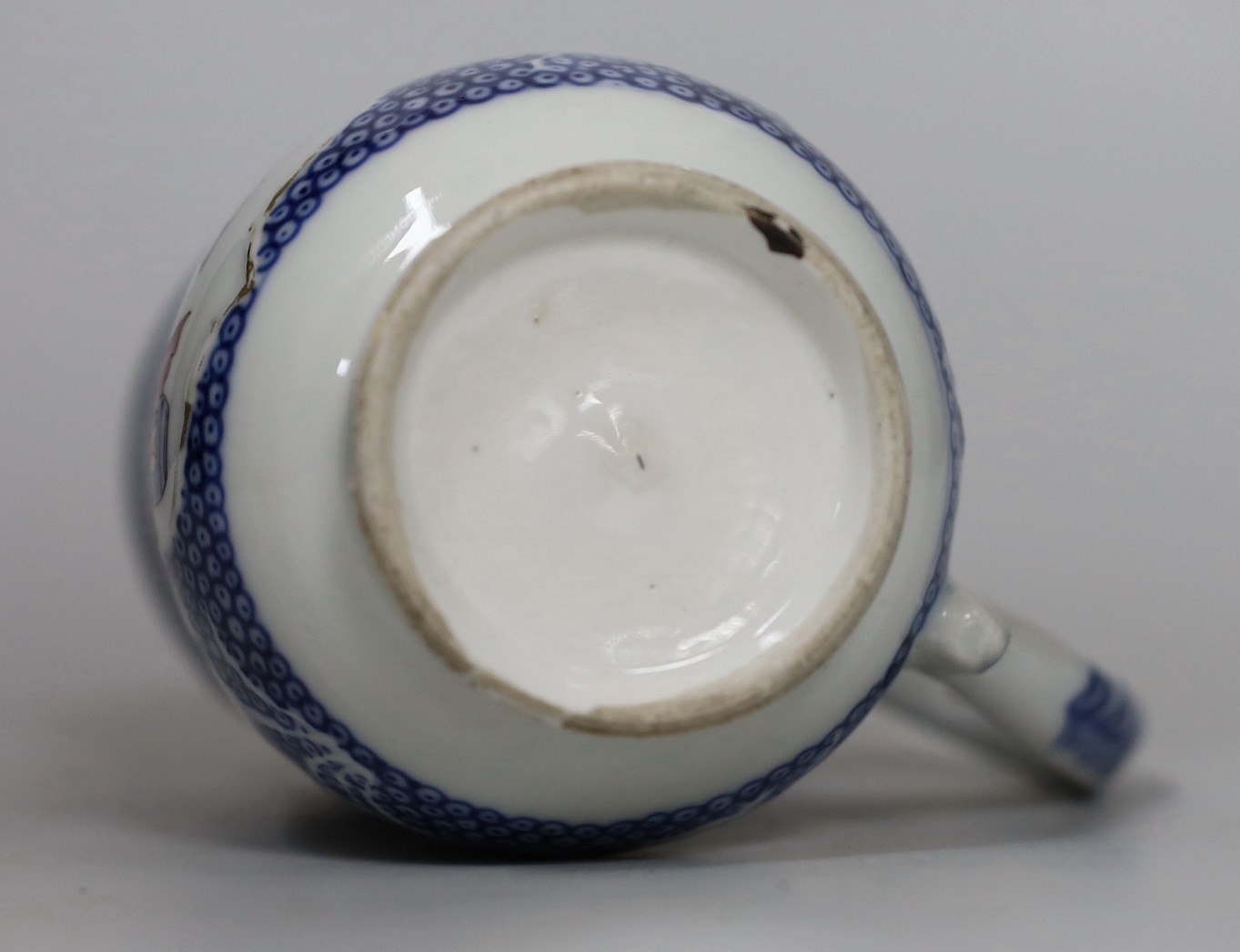 An 18th century Chinese export famille rose mug, 11.5cm